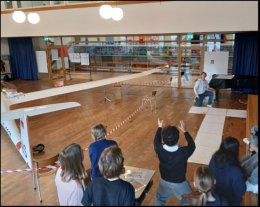 Segelflieger an der Sekundarschule - An der Ausstellung, die die Schüler vom Wahlfach leiteten, konnte man mit etwas Glück den bei der Modell-Segelflugziellandung etwas Süsses gewinnen. 