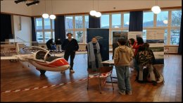 Segelflieger an der Sekundarschule - Im Segelflieger konnte man natürlich probesitzen. Instrumente und das Cockpit wurden von den EF-3 Schülern erklärt. Auch Informationen zum EF 3 oder Aerodynamik wurden auf den Stellwänden präsentiert
