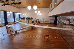 Segelflieger an der Sekundarschule - Nun erforderte der Aufbau alle. Zuerst wurde der Rumpf und dann die beiden Flügel ausgeladen. Zu elft hat auch die Montage in der Aula funktioniert. Neben dem Segelflieger wurde auch ein Flugsimulator installiert, womit sich die Realität des Segelfliegens gut vorstellen lässt. 