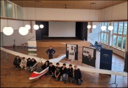 Segelflieger an der Sekundarschule - Die Gruppe im Wahlfach Aviatik, kurz vor dem Abbau des Segelfliegers. Dank des Einsatzes der Gruppe vom EF 3 Aviatik konnten Schülerinnen und Schüler der Schule Meilen einen Einblick des Segelfliegens und des EFs 3 bekommen. 