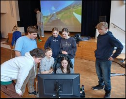 Segelflieger an der Sekundarschule - Am Simulator konnte man sich als Segelflugpilot oder -pilotin versuchen. Ob Looping, Kurvenflug oder Landung, es entspricht relativ stark der Wirklichkeit. Instruktionen gab es auch hier von der Gruppe Aviatik