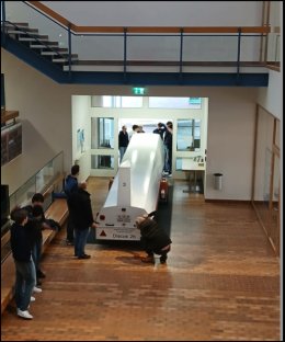 Segelflieger an der Sekundarschule - Dann war es so weit und zwei Mitglieder vom Segelflugverein Schänis fuhren mit dem gut 8m langen Anhänger vor die Schule Meilen. Mit etwas Muskelkraft schoben wir den Anhänger mit dem Segelflieger drin, vor den Eingang. Ganz knapp passte der Anhänger in den Eingang.